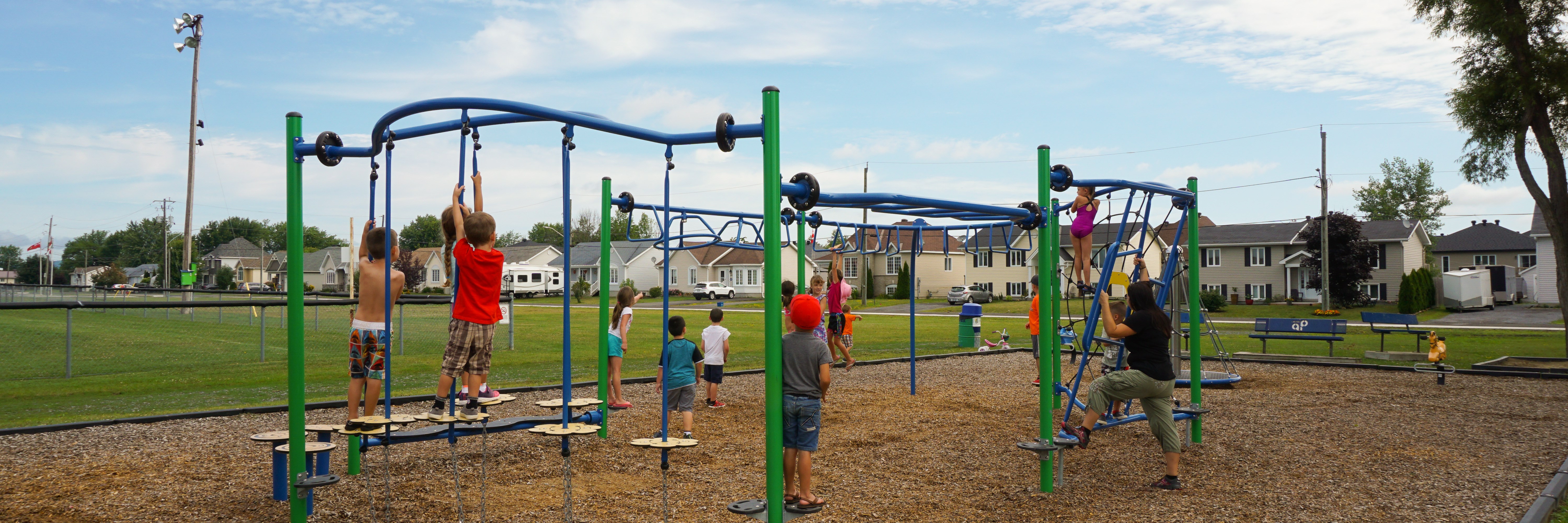 Un groupe d'enfants qui jouent dans les structures de jeu du parc Denis St-Pierre