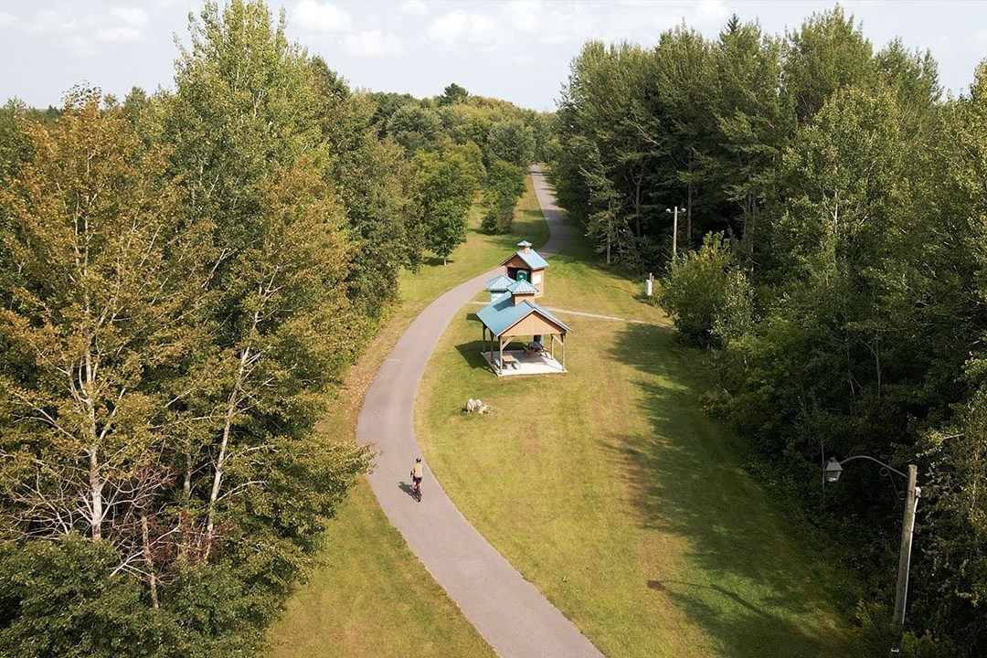 Vue aérienne du sentier récréatif, d'un aire de repos et d'une toilette.